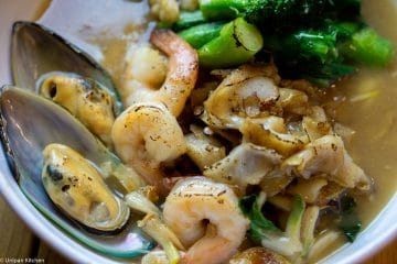 Seafood Soybean gravy on fried rice noodle